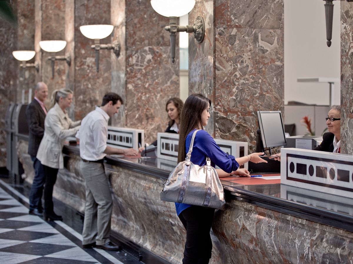 [EDITOR'S NOTE: POSED PICTURE] Clients in the service hall of UBS bank in Bahnhofstrasse street in Zurich, Switzerland, pictured on September 26, 2012. (KEYSTONE/Martin Ruetschi)

[GESTELLTE AUFNAHME - SYMBOLBILD] Kunden in der Schalterhalle der Bank UBS, aufgenommen am 26. September 2012 an der Bahnhofstrasse in Zuerich, Schweiz. (KEYSTONE/Martin Ruetschi)