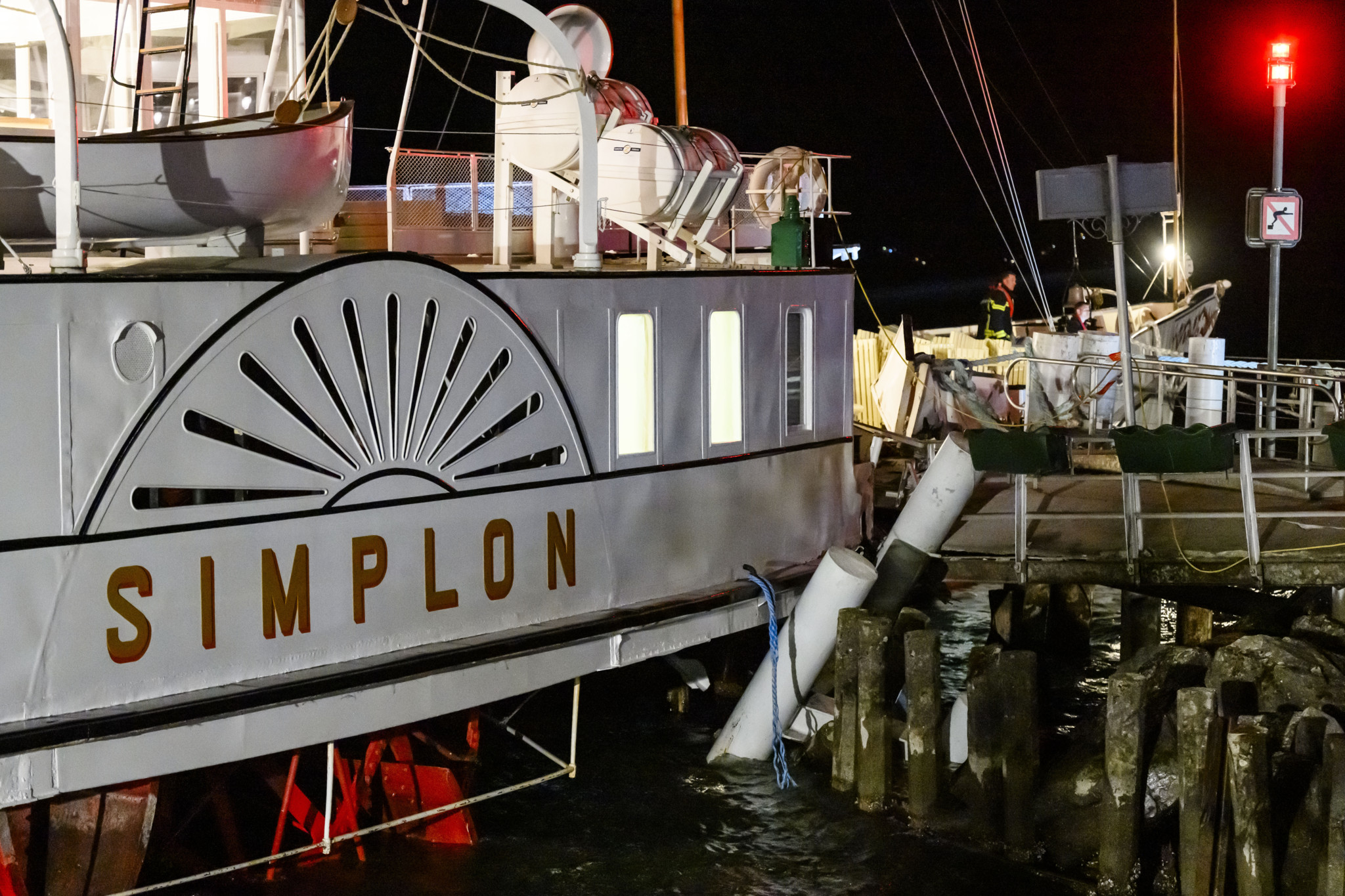 Des pompiers et des ouvriers de la CGN travaillent a la securisation du bateau Le "Simplon" amarre le vendredi 29 mars 2024 au debarcadere de Cully. Le "Simplon", un bateau historique de la CGN, est malmene depuis vendredi soir par les vagues du Leman en raison de la tempete de vaudaire. Le "Simplon" de la flotte Belle Epoque de la CGN est amarre depuis quelques jours au ponton de Cully, en raison d'une panne. (KEYSTONE/Jean-Christophe Bott)