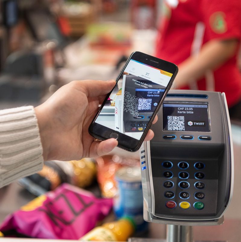 Personne effectuant un paiement avec l’application Twint sur un smartphone à une caisse Spar à Berne, le 2 mai 2018.