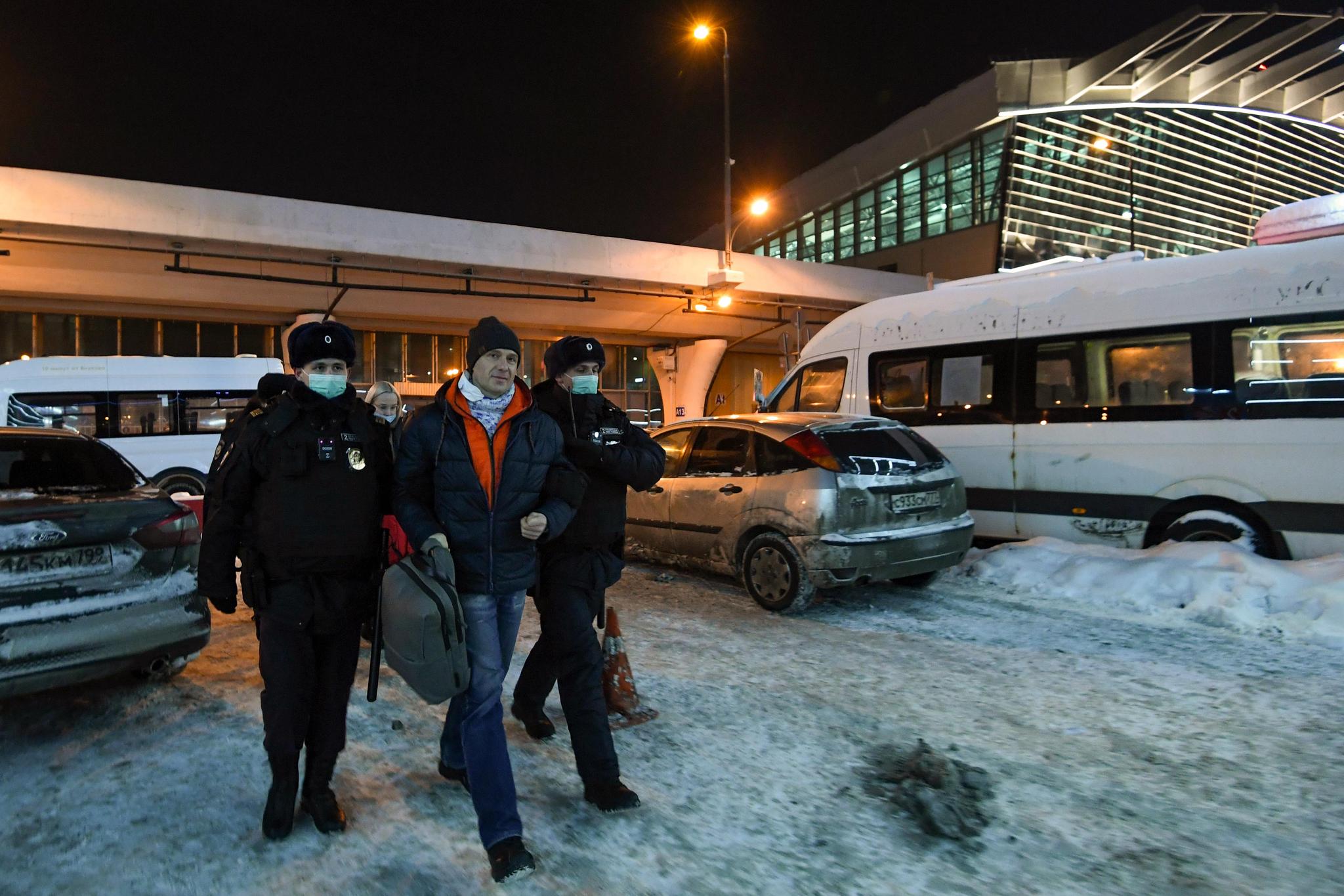 Des policiers arrêtent un homme à l’aéroport de Vnukovo à Moscou, où le chef de l’opposition russe Alexeï Navalny devrait arriver le 17 janvier 2021.