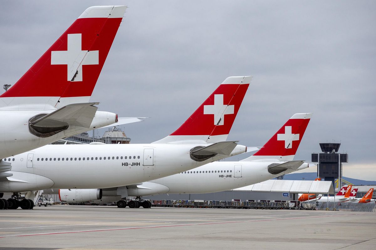 Avions de Swiss International Air Lines et easyJet stationnés sur le tarmac de l’Aéroport de Genève, 30 mars 2020, pendant la pandémie de COVID-19.
