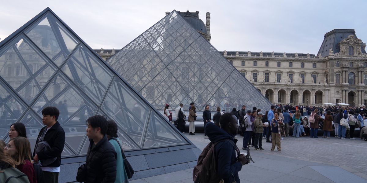 Apollo-Saal-weiter-zu-Louvre-ffnet-nach-spektakul-rem-Einbruch-wieder