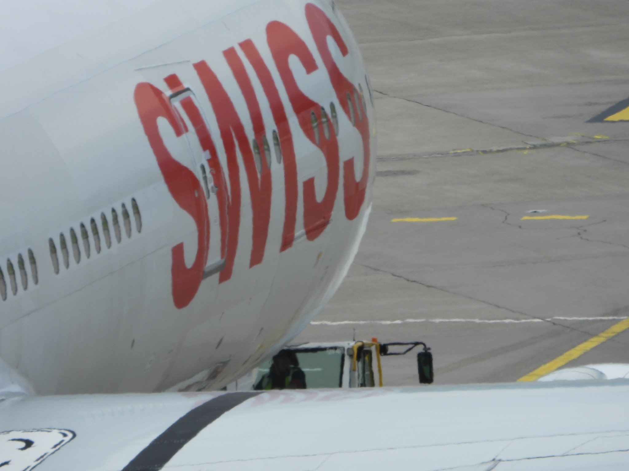 Flughafen Zürich: Hier startet die Schweizer Fussball-Nationalmannschaft zur WM 2026 – Swiss verteilt Fussballtrikots