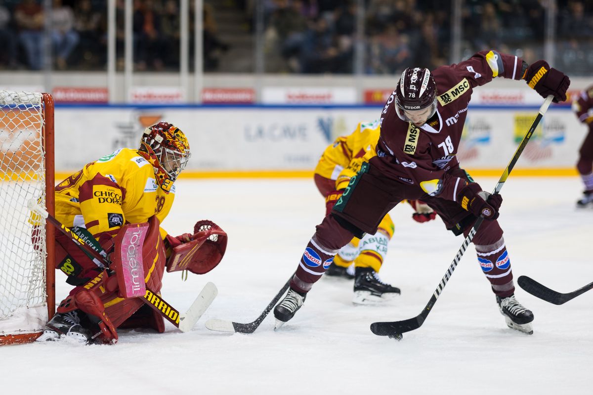 Le gardien Stephane Charlin (Langnau), Juuso Riikola (Langnau), Marc-Antoine Pouliot (GSHC) effectue le geste technique de passer la canne entre ses jambes, pendant le match entre le Geneve-Servette Hockey Club et les SCL Tigers comptant pour le championnat de National League, le vendredi 20 octobre 2023 a la Patinoire des Vernets, a Geneve (Bastien Gallay / GallayPhoto)