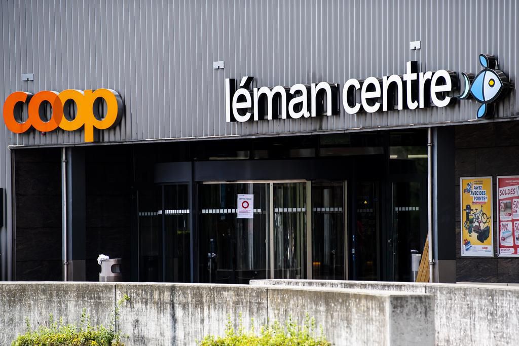 Le toit s'effondre sur le Léman Centre à Crissier