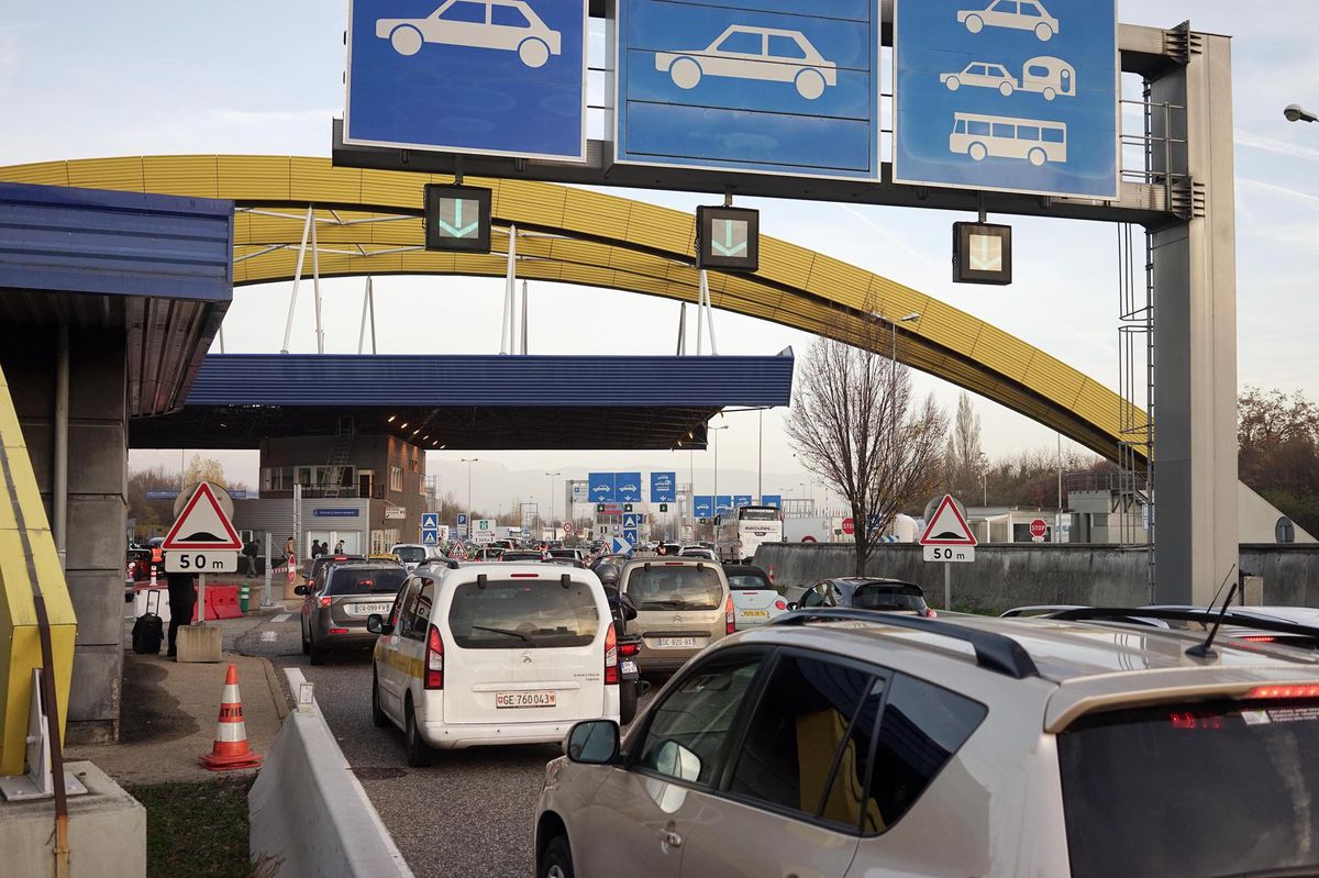 La douane de Bardonnex, reliant le canton de Genève au département de la Haute-Savoie. La douane de Bardonnex, reliant le canton de Genève au département de la Haute-Savoie.