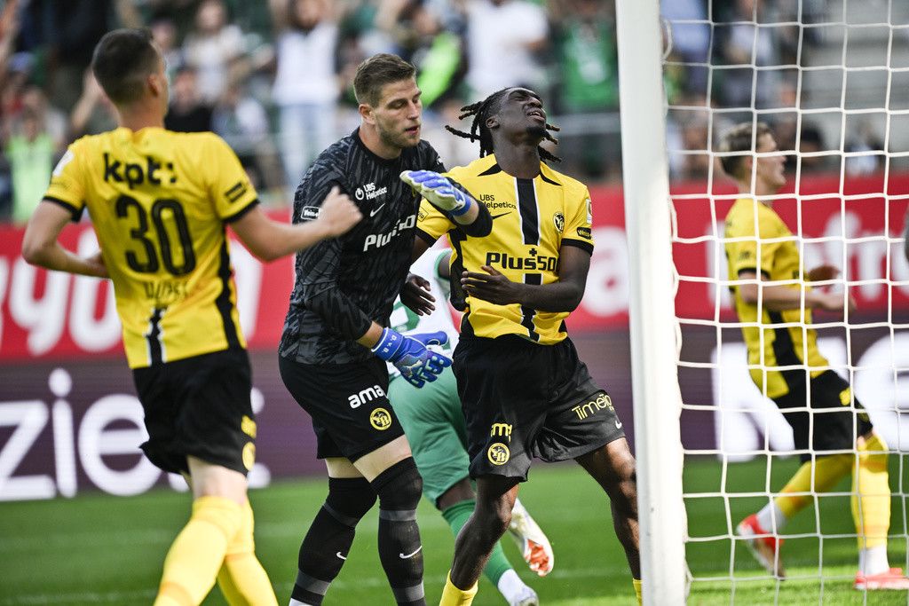 Sandro Lauper (YB), Torhueter David von Ballmoos (YB) und Tanguy Zoukrou (YB) nach dem 3-0 im Fussball Meisterschaftsspiel der Swiss Super League zwischen dem FC St. Gallen und den BSC Young Boys, am Sonntag, 28. Juli 2024, im kybunpark in St. Gallen. (KEYSTONE/Gian Ehrenzeller)