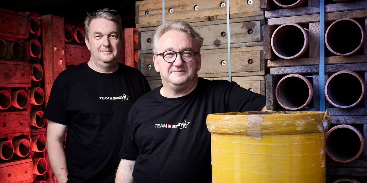 Jean-Pascal (à g.) et Nicolas Guinand dirigent Sugyp SA, société spécialisée dans les feux d’artifice. Près de 60% du chiffre d’affaires annuel est lié aux festivités du 1ᵉʳ Août.