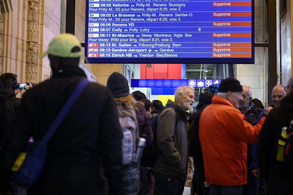 Des voyageurs observent le panneau des horaire avec la mention des trains supprime ce jeudi 9 novembre 2023 a la Gare CFF de Lausanne. Plus aucun train ne circule entre Geneve et Lausanne. Une panne technique en gare de Renens perturbe fortement le trafic ferroviaire sur l'arc lemanique. Les lignes Lausanne-Geneve/Yverdon sont interrompues (KEYSTONE/Laurent Gillieron)