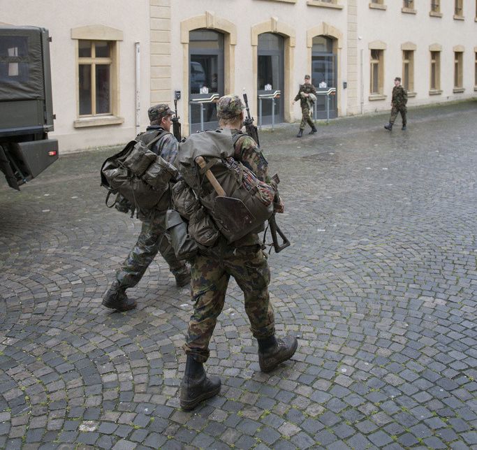 Two recruits walk on the premises of the barracks, pictured on May 17, 2013, in the infantry recruit school of the Swiss army in Colombier, canton of Neuchatel, Switzerland. (KEYSTONE/Christian Beutler)

Zwei Rekruten gehen ueber das Gelaende der Kaserne, aufgenommen am 17. Mai in der Infanterie RS 5 (Rekrutenschule) in Colombier, Kt. Neuenburg. (KEYSTONE/Christian Beutler)