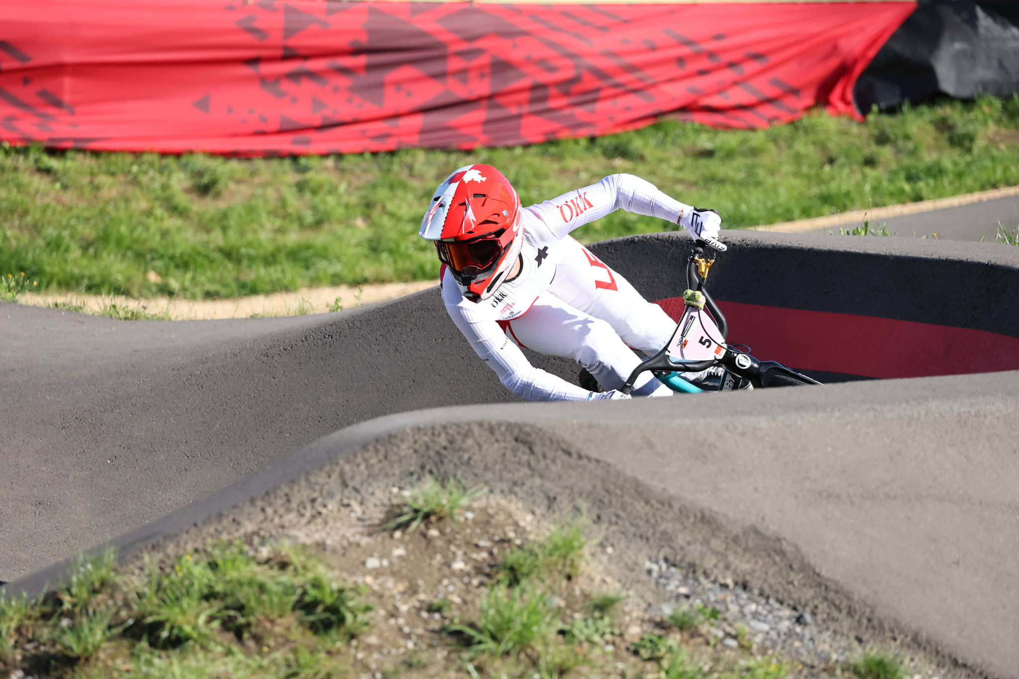 «Pumptrack» à Pékin: Nadine Aeberhard sacrée championne du monde, Tristan Borel en bronze