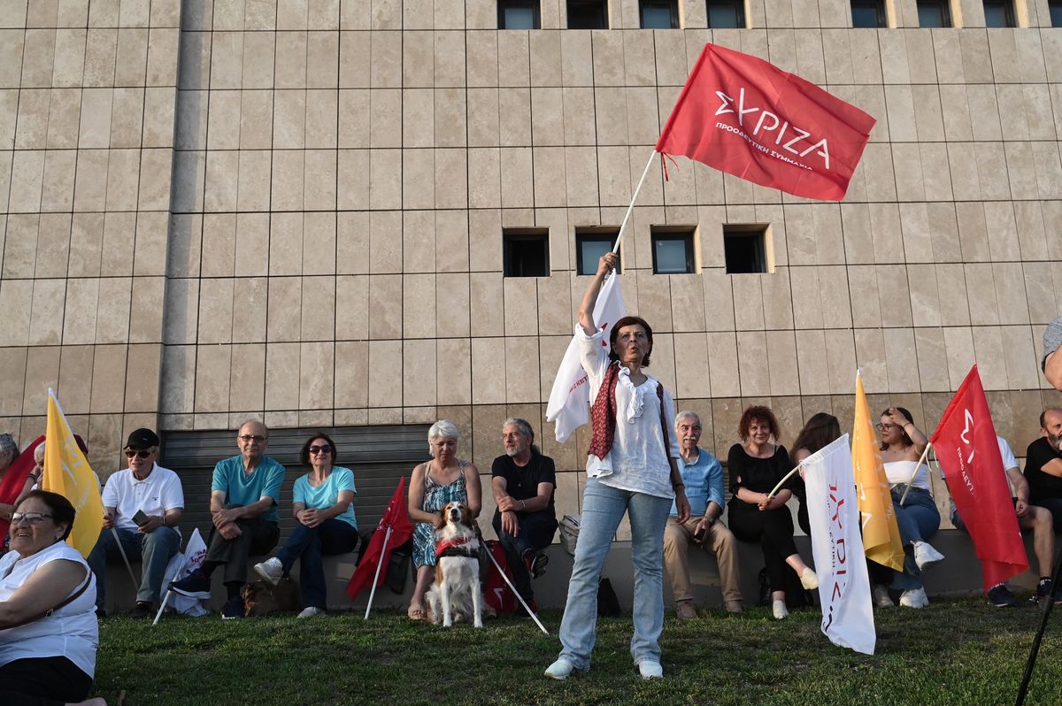 Supporters brandissant des drapeaux lors du discours de campagne de Stefanos Kasselakis, chef du parti Syriza, à Thessalonique, devant les élections européennes.