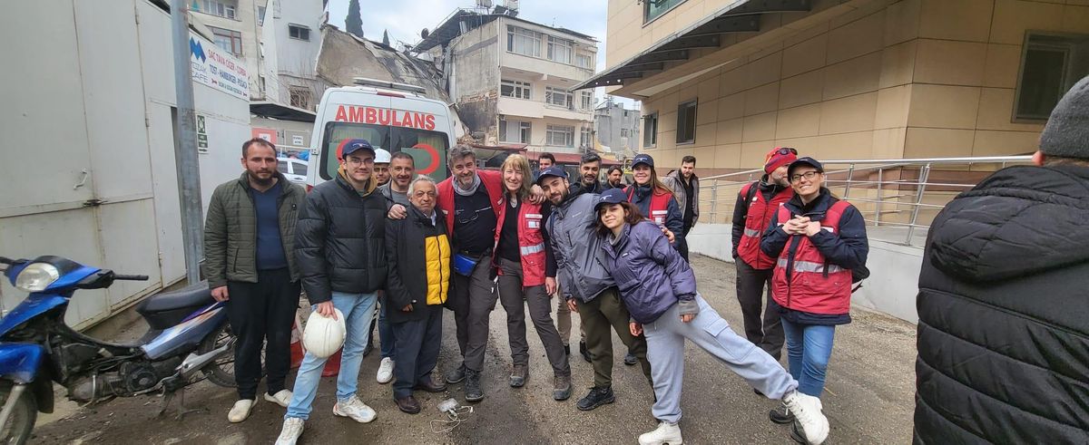 L’équipe suisse d’intervention rapide a notamment installé un module médical mère-enfant dans l’hôpital privé Mozaik, dont on voit ici (de g. à dr.) le Dr Toksöz, médecin chef (veste jaune), Alexandre et Regina de la DDC.