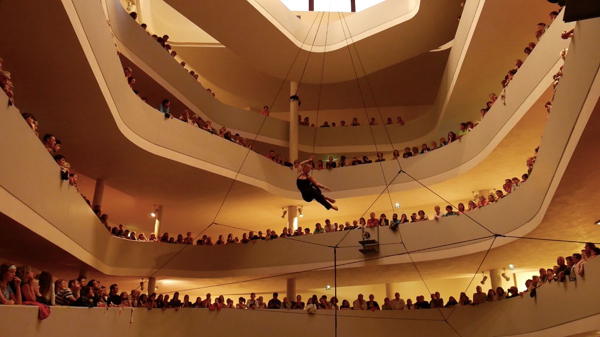 Danse aérienne dans les coursives. Photo prise à Antibes, lors du festival Déantibulations. C’est le même genre de performance que l’on verra à Arcoop.