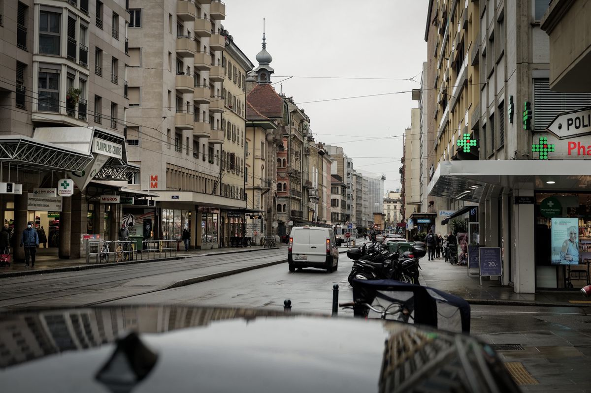 28 décembre 2021.  La rue de carouge va t-elle devenir piétonne? Et les voitures supprimées? Rencontres avec les commerçants. Photo: LAURENT GUIRAUD