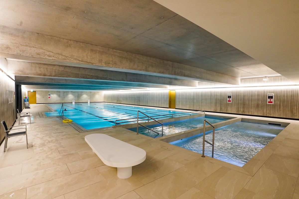Une piscine est apparue à la place de terrain de tennis. Au-dessus de la dalle de béton: trois terrains de paddle.