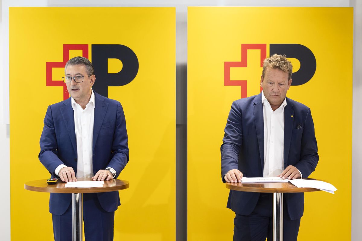 Roberto Cirillo et Thomas Baur lors d'une conférence de presse sur la stratégie du réseau de filiales de la Poste Suisse à Berne.