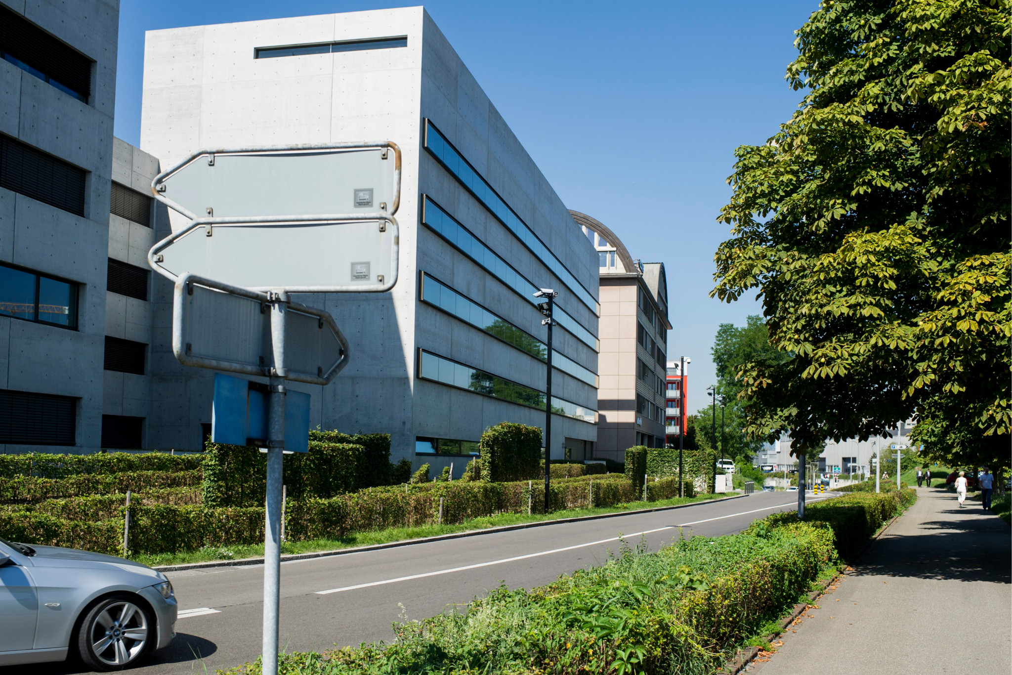 Gefängnis Limmattal in Dietikon, moderne Gebäude und Strasse, aufgenommen bei sonnigem Wetter.
