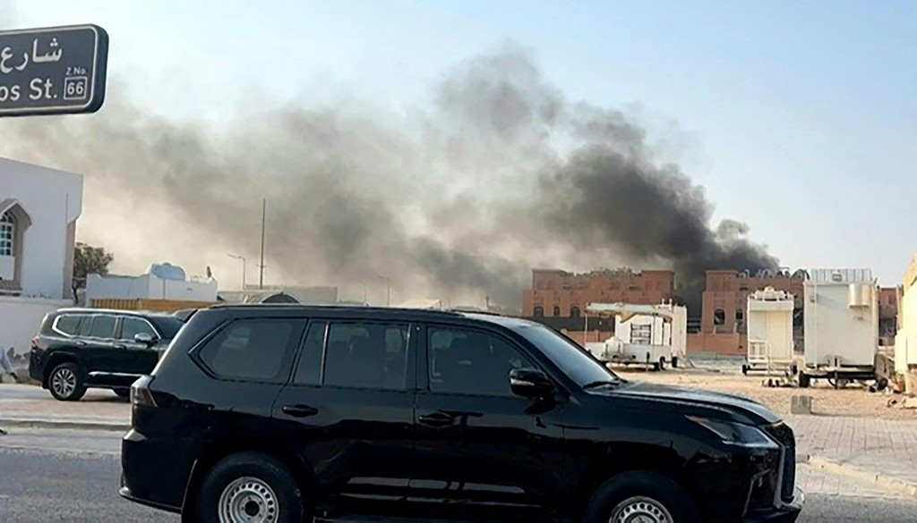 Rauch steigt nach Explosionen in Doha am 9. September 2025 auf. Hintergrund: Luftschläge der israelischen Armee auf Hamas-Ziele.