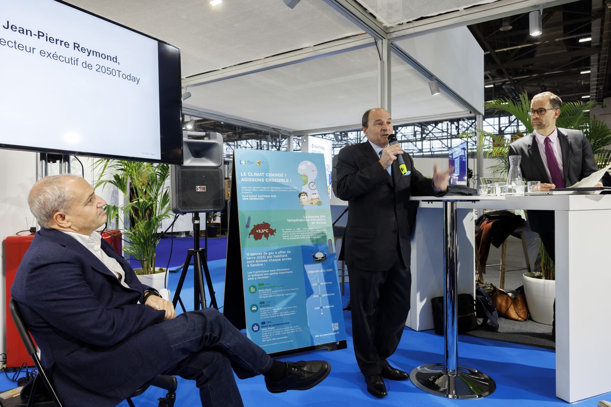 Jean-Pierre Reymond, centre, directeur executif de 2050Today, entoure de Alfonso Gomez, gauche, maire de la Ville de Geneve, et Antonio Hodgers, droite, president du Conseil d'Etat genevois, presente le premier calculateur d'empreinte carbone cantonal lors d'une conference de presse, ce lundi 13 novembre 2023 a Geneve. (KEYSTONE/Salvatore Di Nolfi)