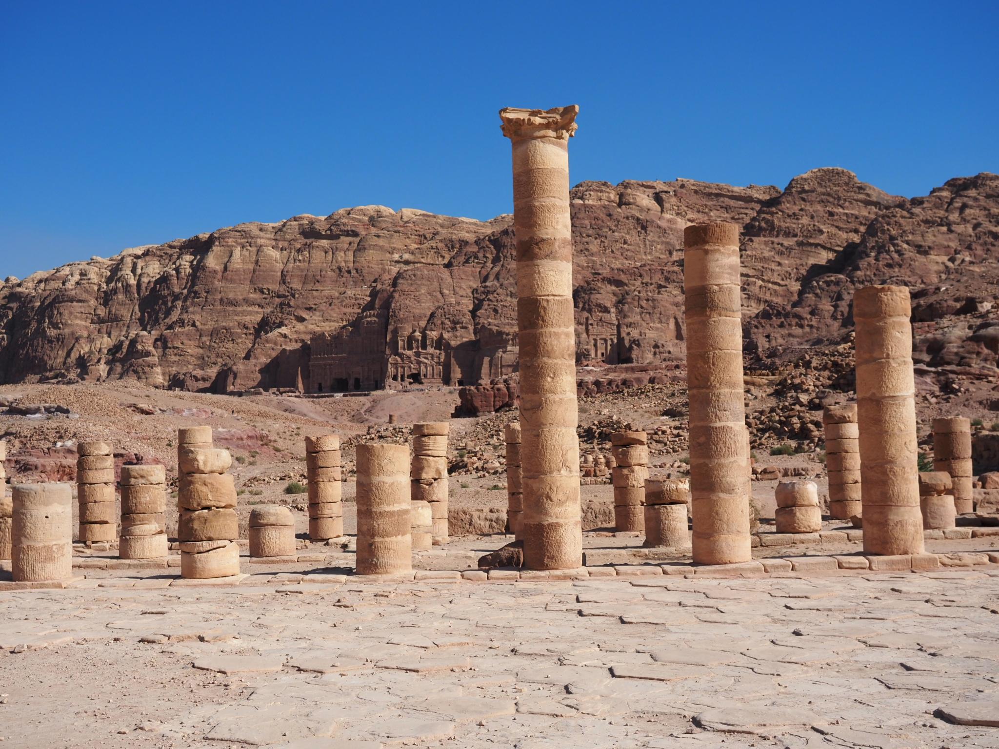 … que les restes d’un temple se visitent le long de ce vaste site archéologique.