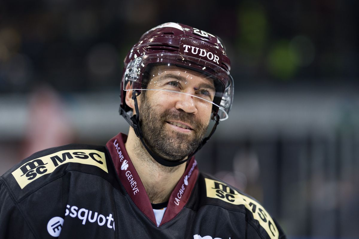 Joie du GSHC apres la victoire 3-2 contre le LHC, Daniel Winnik (GSHC), pendant le match entre le Geneve-Servette Hockey Club et le Lausanne Hockey Club comptant pour le championat de National League, le mardi 24 octobre 2023 a la Patinoire des Vernets, a Geneve (Bastien Gallay / GallayPhoto)