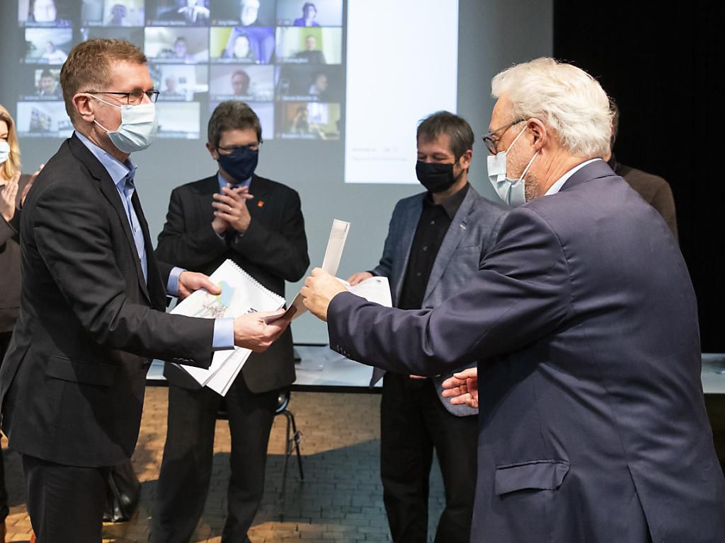 Le rapport sur le compromis obtenu par le groupe de dialogue sur l’axe Ouest du contournement autoroutier de Bienne a été remis lundi au conseiller d’État bernois Christoph Neuhaus (à gauche). Le projet officiel du tracé avec deux jonctions au centre-ville est abandonné.