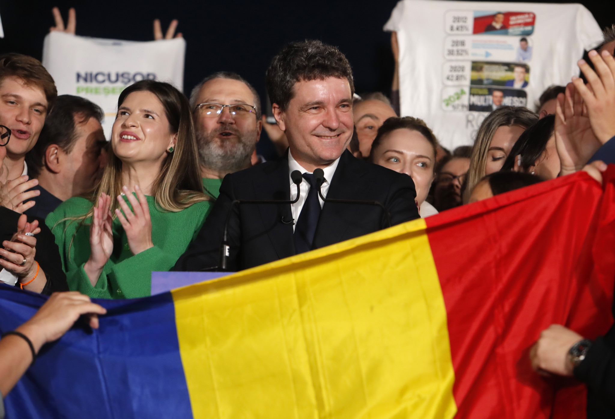 Nicusor Dan, Bürgermeister von Bukarest und unabhängiger Präsidentschaftskandidat, hält eine Rede in Cismigiu Park, Bukarest, nach der Bekanntgabe der ersten Ergebnisse der Präsidentschaftswahl in Rumänien, 18. Mai 2025.