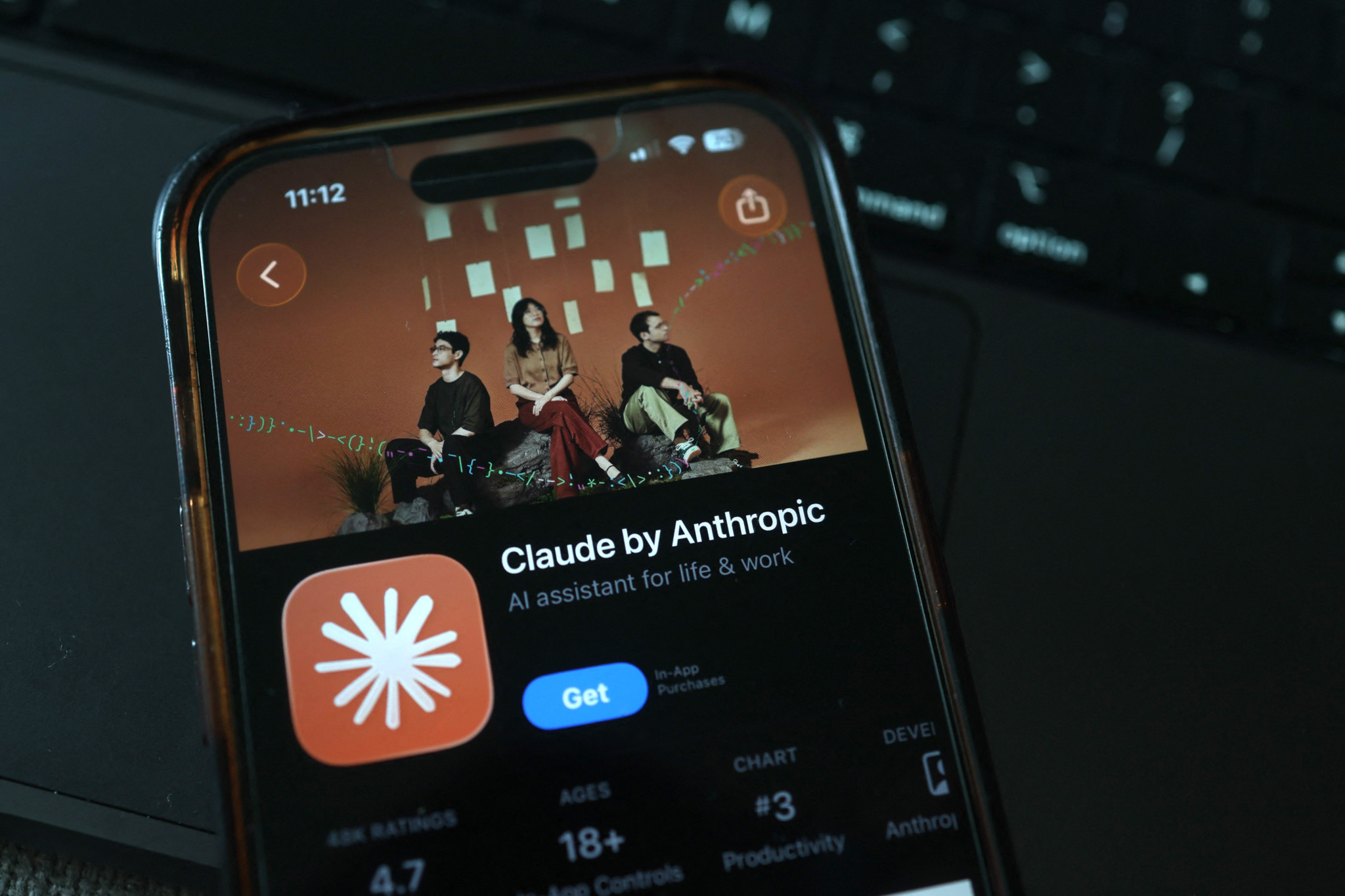 L’application Claude by Anthropic visible sur l’App Store d’un smartphone, avec son logo et la description « AI assistant for life & work ».