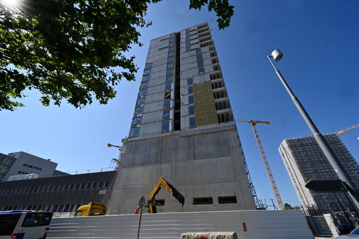 Le 12 juillet dernier, l’échafaudage posé sur cette tour de 60 mètres s’effondrait brusquement. La structure a été entièrement enlevée depuis le drame. Trois ouvriers avaient été tués dans l’accident.   Photo Patrick Martin/24HEUR