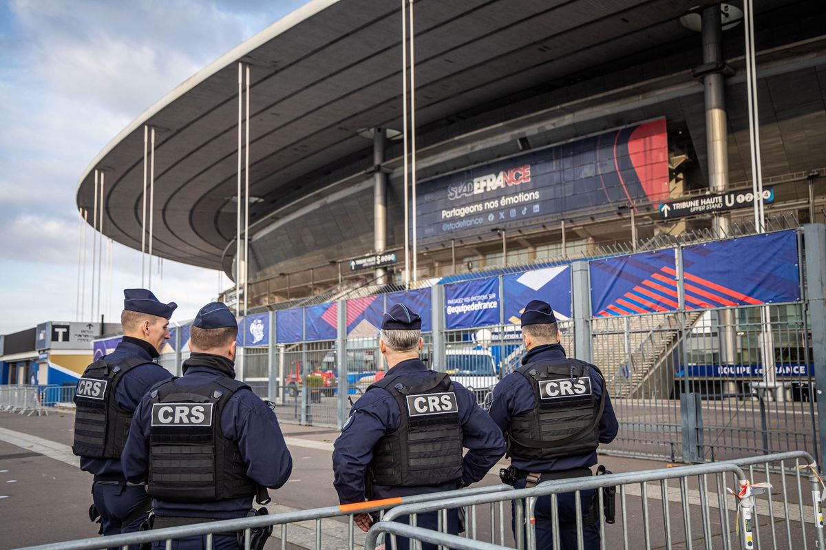Des policiers français CRS devant le Stade de France à Saint-Denis avant l’entraînement des équipes de France et d’Israël, 13 novembre 2024.
