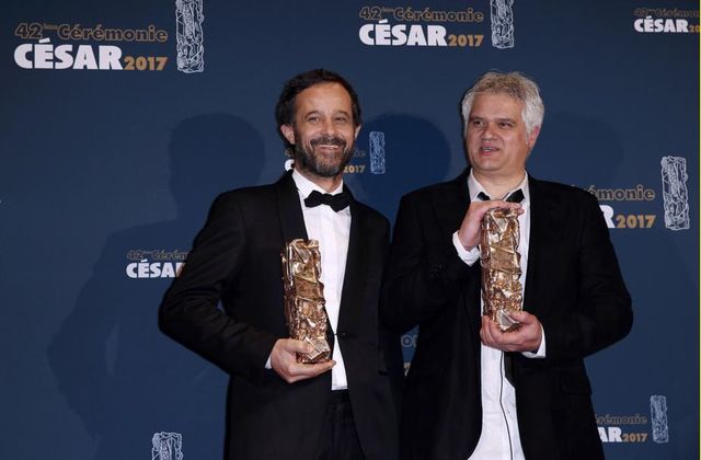Claude Barras, ici aux côtés de Fabrice Luang-Vija, lauréat du César du meilleur court-métrage d'animation, avec sa statuette.