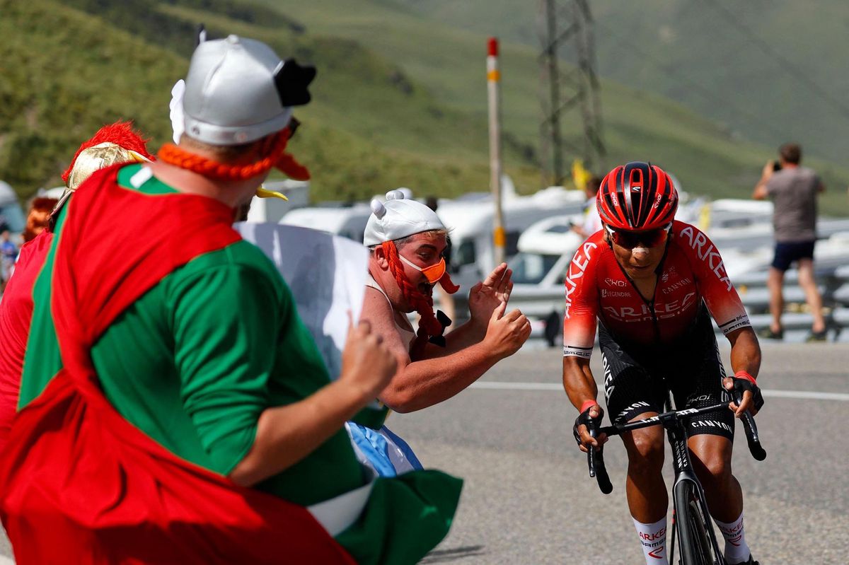 Le Colombien Nairo Quintana, grimpeur du Team Arkea - Samic, en plein effort durant l’étape entre Céret et Andorre-la-Vieille (191 km). Derrière lui, des camping-cars qui se sont installés depuis au moins deux jours pour s’assurer une place de choix