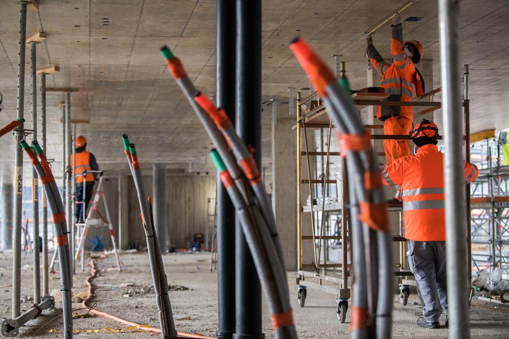 Dem Schweizer Bauhauptgewerbe entging wegen der Pandemie bereits ein Milliarden-Umsatz: Bauarbeiter auf der Baustelle. (20. November 2020)