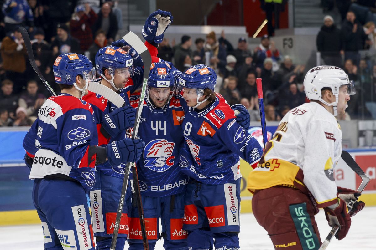 Torjubel ZSC nach dem 1:0 durch Zuerichs Derek Grant, 2.v.l., waehrend der Meisterschaftspartie der National League zwischen den ZSC Lions und Genf Servette HC, am Samstag, den 2. Dezember 2023, in der Swisslife Arena in Zuerich. (KEYSTONE/Christian Merz)