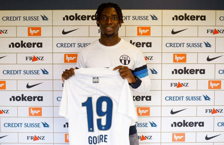 Fernand Goure posiert mit seinem neuen Trikot. 