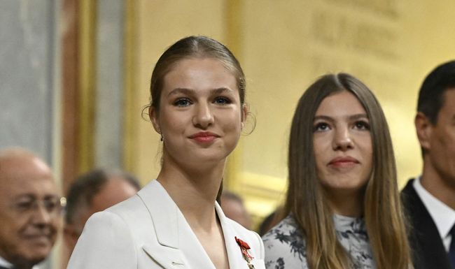 Oft richten sich alle Augen auf Spaniens Thronfolgerin Leonor anstatt auf ihre jüngere Schwester Sofia. Stehst auch du im Schatten deiner Geschwister? 