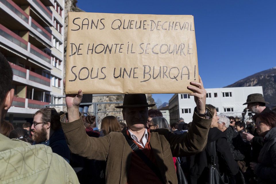 L'affiche montre une femme en train de pleurer avec la phrase: «Maria, mère de famille, ne peut plus payer son loyer quand l'Etat paie 650'000 francs par mois pour les loyers des migrants.» L'affiche montre une femme en train de pleurer avec la phrase: «Maria, mère de famille, ne peut plus payer son loyer quand l'Etat paie 650'000 francs par mois pour les loyers des migrants.»