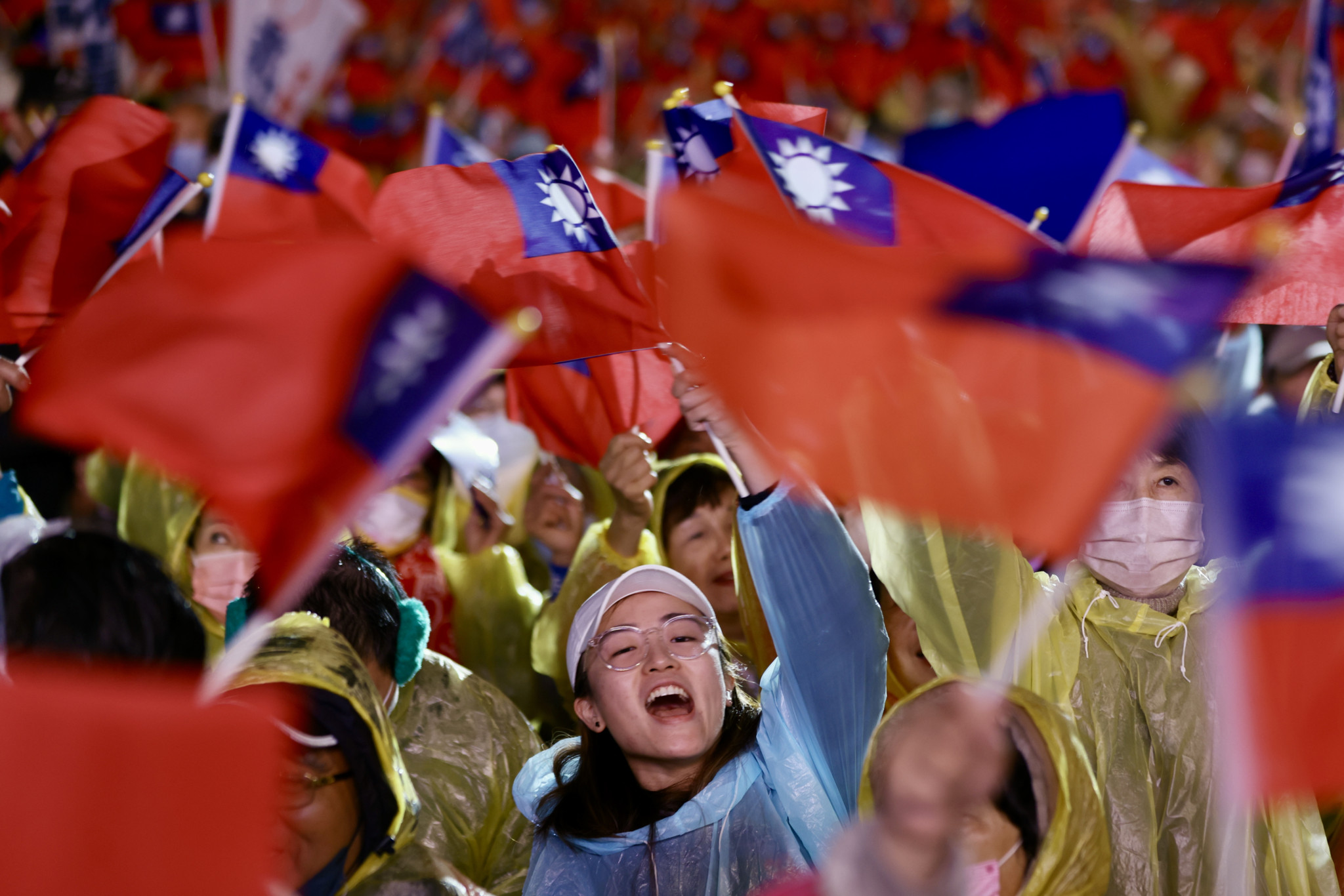 epaselect epa11042010 A supporter of Kuomintang (KMT), or the Chinese Nationalist Party, presidential candidate Hou You-yi and vice presidential candidate Jaw Shau-kong reacts during a campaign rally in Taipei city, Taiwan, 23 December 2023. Taiwan's presidential election is scheduled to be held on 13 January 2024.  EPA/RITCHIE B. TONGO