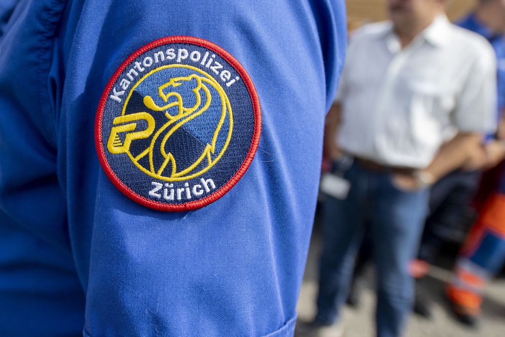 Das Logo der Zuericher Kantonspolizei anlaesslich der Gubrist Tunnel Eroeffnung vom Montag, 3. Juli 2023 in Regensdorf im Kanton Zuerich. (KEYSTONE/Urs Flueeler).