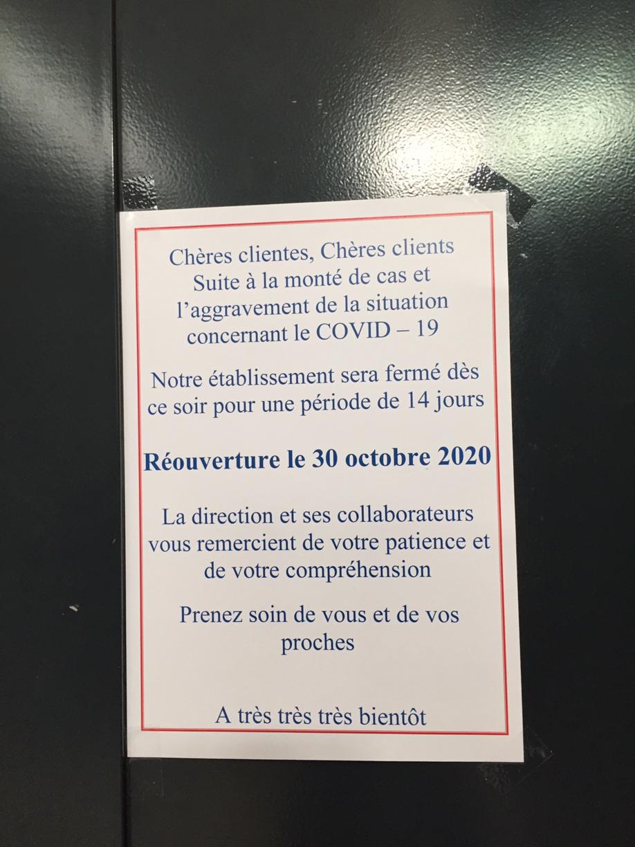 Le mot placardé sur la porte d’entrée de La Coupole, à la rue du Rhône.