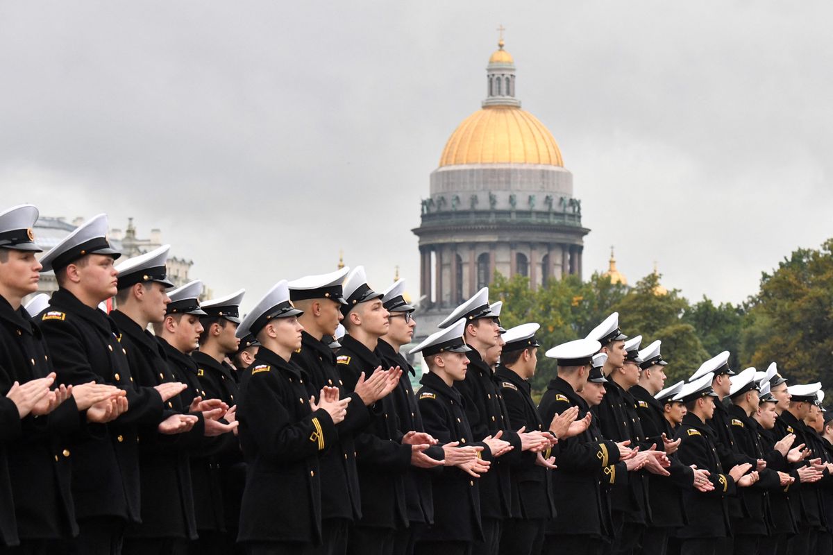 Les cadets de l'Université d'État maritime et fluviale Admiral Makarov participent à la cérémonie d'initiation des cadets sur la place Dvortsovaya à Saint-Pétersbourg, le 28 septembre 2023, avec la cathédrale Saint-Isaac en arrière-plan.