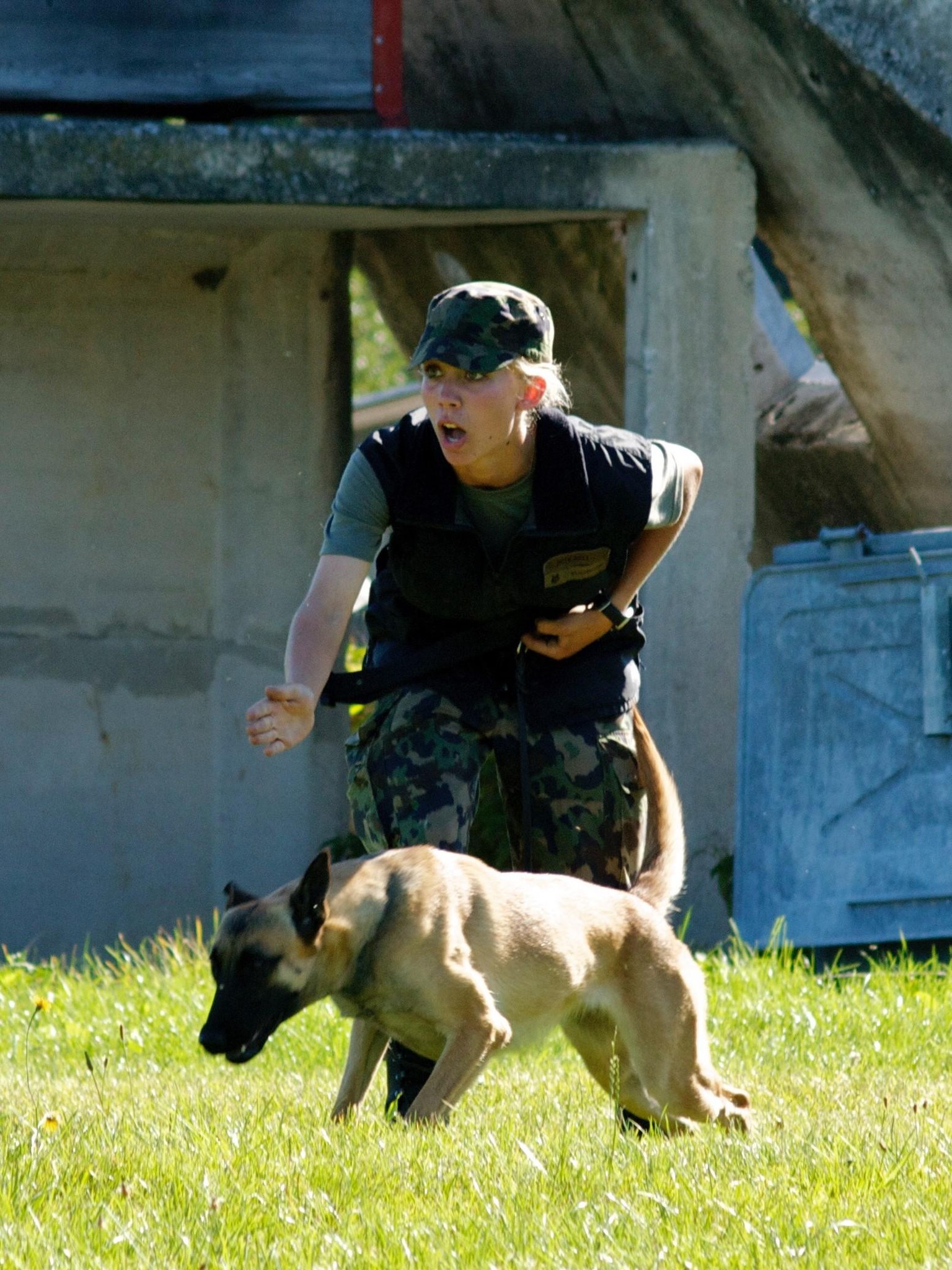 Claire à l’entraînement de conductrice militaire de chien, avec «Makani», en septembre 2011 à Sand.   