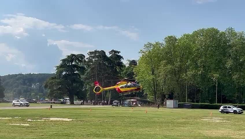 les secours en hélicoptère qui décollent du parc du lac d'Annecy