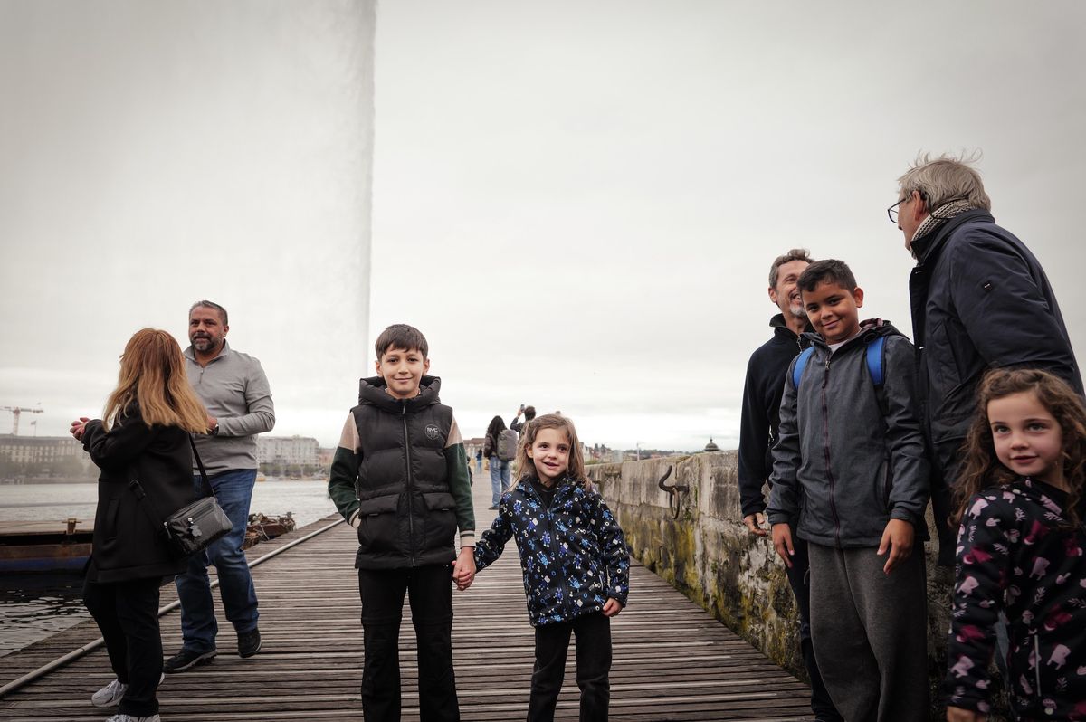Groupe de personnes souriantes sur la jetée du Jet d'Eau aux Eaux-Vives à Genève lors de la Journée de la Solidarité.