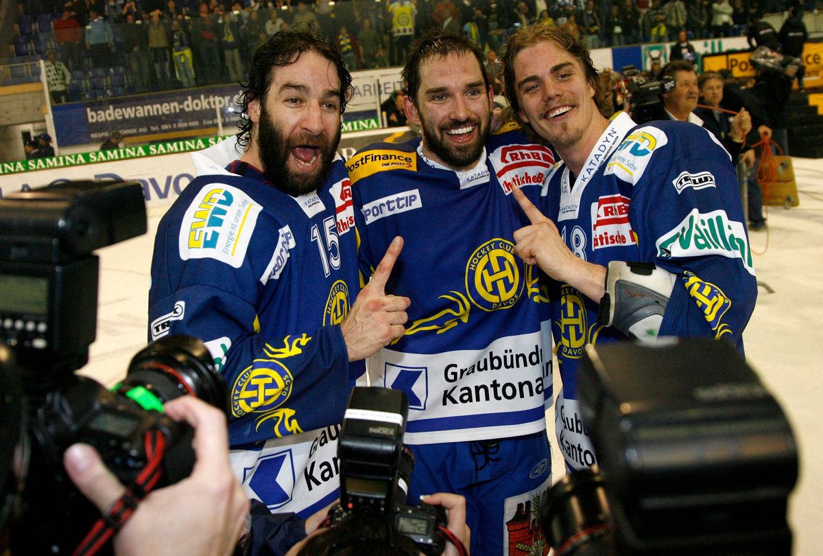 Meister mit dem HCD: Yves Sarault mit Alexandre Daigle und Robin Leblanc (von links) feiern den Titel nach einem 1:0-Sieg in Davos gegen Bern am 9. April 2007.