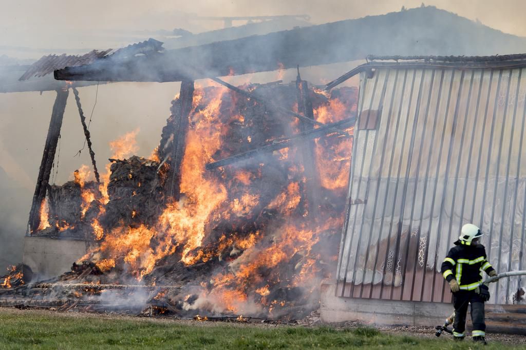 Lorsque les pompiers sont arrivés sur les lieux, le bâtiment était déjà complètement en flammes. (Photo d’illustration)