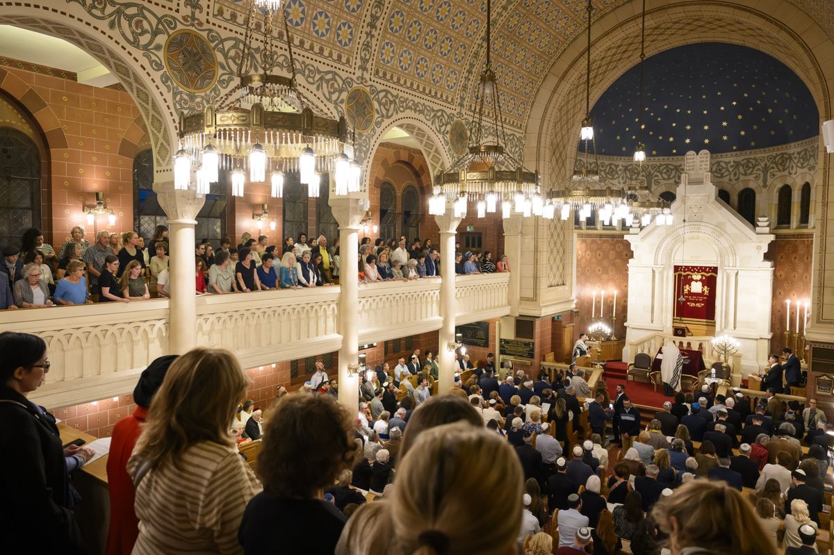 The Jewish community of Lausanne and the canton of Vaud pray at a solemn service in support of Israel in the Great Synagogue of Lausanne, Switzerland, Thursday, October 12, 2023. (KEYSTONE/Jean-Christophe Bott) La Communaute israelite de Lausanne et du canton de Vaud prient lors d'un office solennel en soutien a Israel le jeudi 12 octobre 2023 a la grande Synagogue de Lausanne. (KEYSTONE/Jean-Christophe Bott)