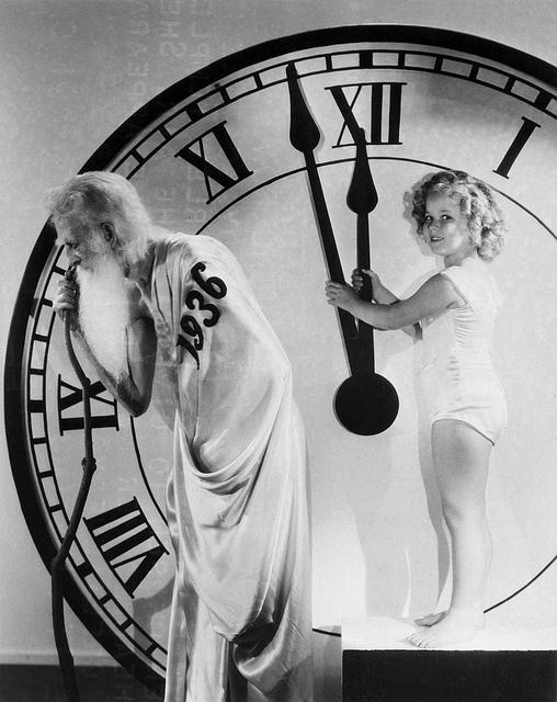 En 1936, la fillette de six ans constitue sans doute la vedette la plus adulée du cinéma américain. Elle a débuté à quatre ans. Sa véritable trajectoire prendra fin en 1940. Devenue Shirley Black, la femme deviendra plus tard ambassadrice des Etats-Unis du côté Républicain. Ghana ou Tchécoslovaquie…