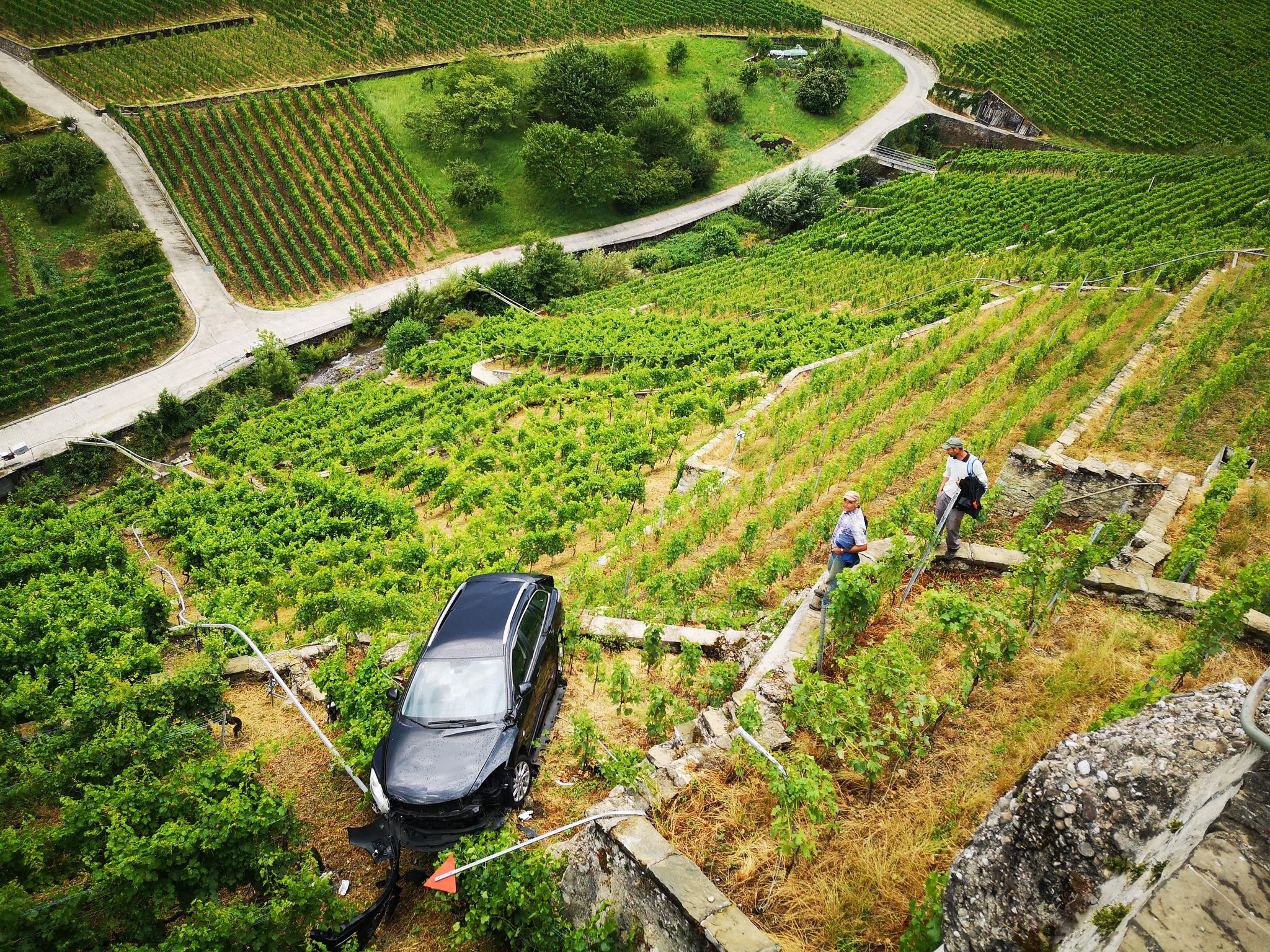 Une voiture s’est retrouvée dans les vignes, au chemin de la Plantaz à Rivaz, mardi soir. Garée, elle s’est mise en mouvement toute seule pour une raison indéterminée. Un autre accident similaire s’était produit il y a deux ans.